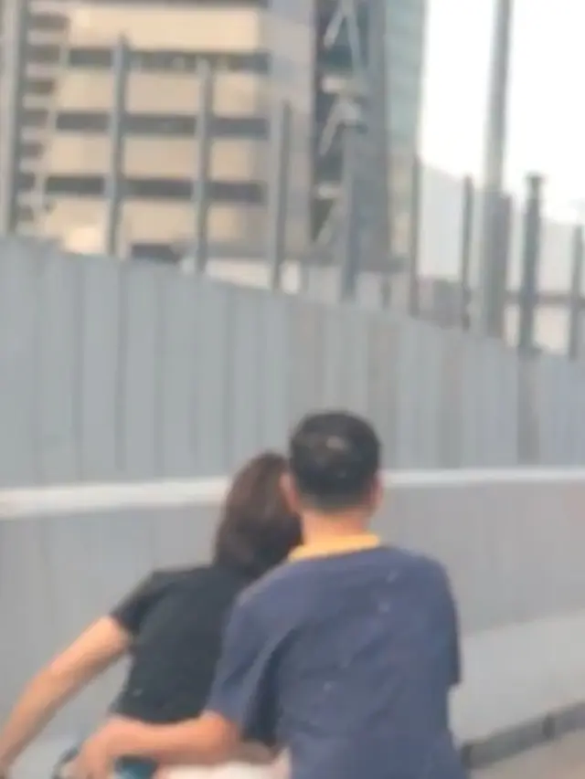 Terjebak Macet, Wanita Ini Buang Air Besar di Pinggir Jalan Tol