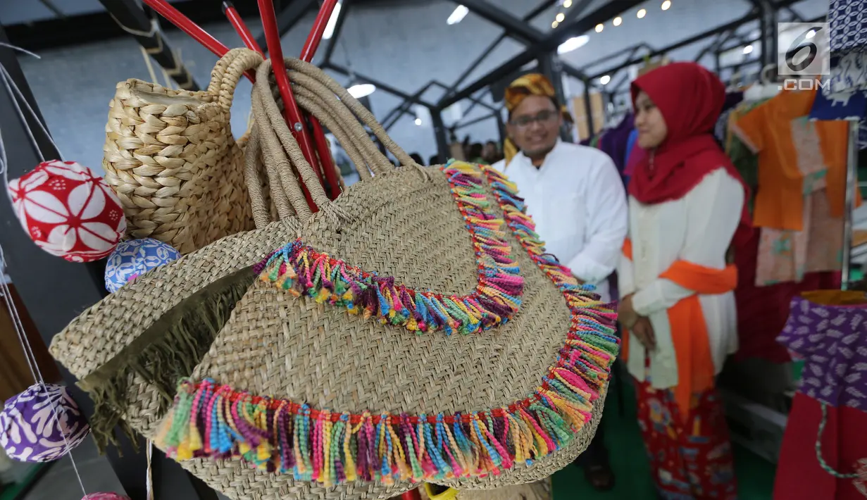 Kerajinan tas dipajang pada Pasar Kita oleh Sahabat UMKM di Lippo Mall Puri, Jakarta, Sabtu (10/3). Kegiatan Pasar Kita yang diikuti lebih dari 55 booth UMKM digelar pada 10-11 Maret. (Liputan6.com/Pool)