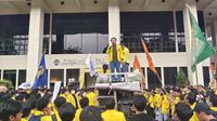 Kericuhan antara Badan Eksekutif Mahasiswa Universitas Indonesia (BEM UI) mewarnai aksi 1.000 hari kerja Rektor UI, Ari Kuncoro di depan gedung Rektorat. (Liputan6.com/Dicky Agung Prihanto)