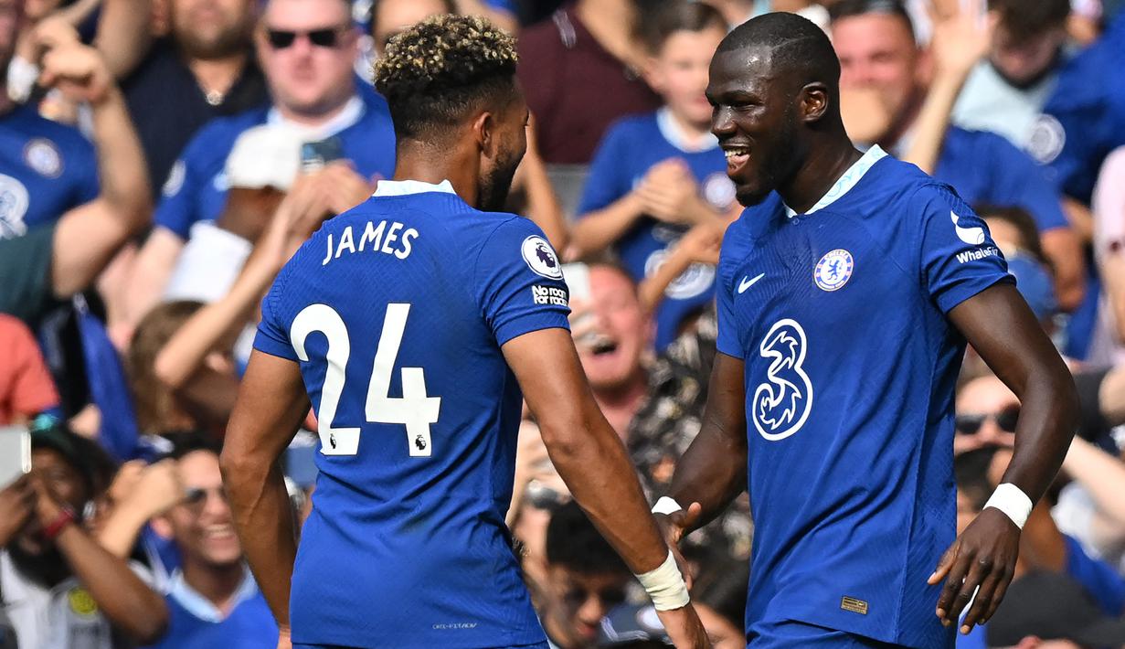 Selebrasi bek Chelsea, Kalidou Koulibaly (kanan) bersama Reece James setelah mencetak gol ke gawang Tottenham Hotspur pada laga Liga Inggris 2022/2023 di Stamford Bridge, London (14/8/2022). Baru bermain selama satu musim bersama Chelsea dan masih menyisakan kontrak hingga 30 Juni 2026, Kalidou Koulibaly memutuskan bergabung dengan Al Hilal mulai musim 2023/2024. Belum diketahui berapa nilai transfer yang dikeluarkan Al Nassr untuk Hakim Ziyech yang akan dikontrak selama 3 tahun. (AFP/Glyn Kirk)