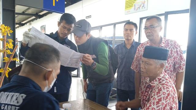 Beberapa sopir bis AKAP tengah melakukan tes urine, menjelang libur panjang isra mikraj dan imlek di Terminal Bis Tipe A Guntur Melati, Garut. (Liputan6.com/Jayadi Supriadin)