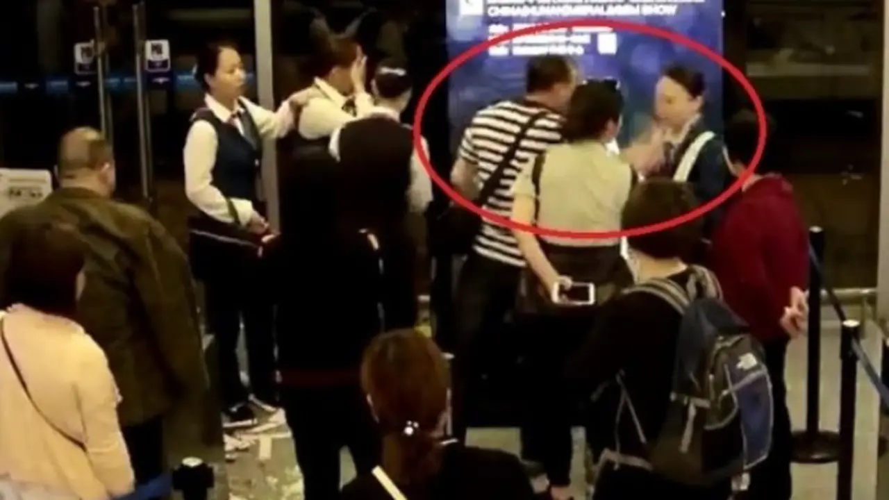 Foto dari kamera cctv, seorang penumpang menampar pramugari. Foto NetEase