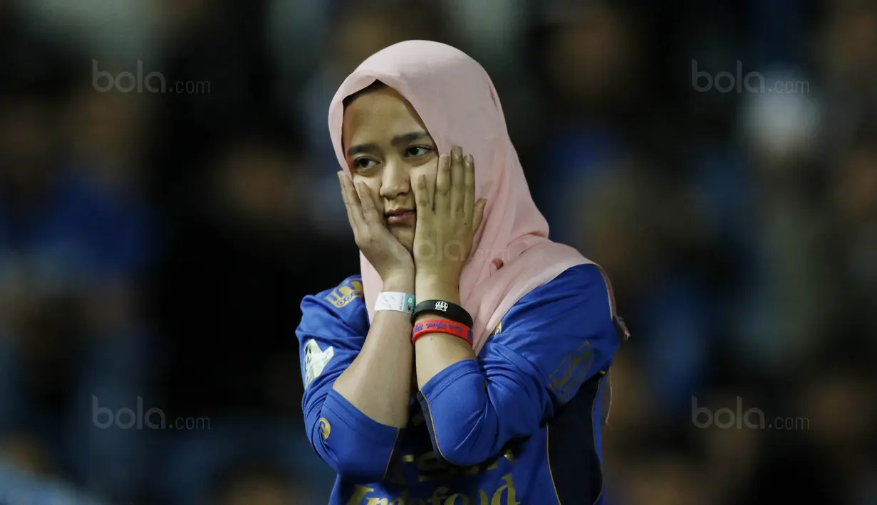 Seorang Bobotoh wanita tampak sedih usai Persib dikalahkan PSM pada laga Piala Presiden di Stadion GBLA, Bandung, Jumat (26/1/2018). Persib tersingkir dari Piala Presiden 2018 setelah takluk 0-1 dari PSM. (Bola.com/M Iqbal Ichsan)
