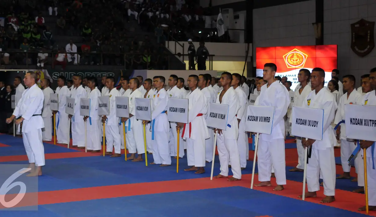 Sejumlah karateka bersiap saat mengikuti pembukaan Kejurmas Karate Piala Panglima TNI ke-IV di GOR Ahmad Yani Mabes TNI, Jakarta, Jumat (19/8). Kejurnas dibuka oleh Panglima TNI Jenderal Gatot Nurmantyo. (Liputan6.com/Helmi Fithriansyah)
