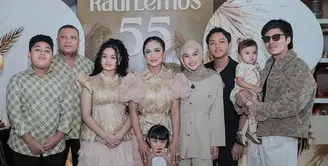 Raul Lemos merayakan ulang tahun ke-55 bersama keluarganya. Mereka pun tampil dengan busana nuansa earth tone termasuk Krisdayanti, Aurel, dan Amora. [@krisdayantilemos]