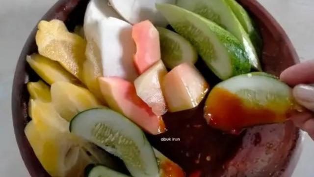 Resep rujak buah sambal petis. (dok. Cookpad @irunkha_27)