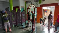 Komunitas Gerakan Resik Masjid membersihkan masjid Agung Sunan Ampel Surabaya. (Dian Kurniawan/Liputan6.com)