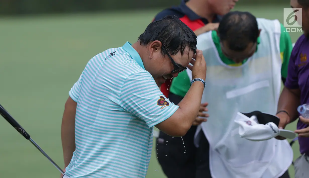 Pegolf Thailand, Panuphol Pittayarat merayakan kemenangan di turnamen Golf Indonesia Open 2017 di Pondok Indah Golf Course, Jakarta, Minggu (29/10). Panuphol mengalahkan pegolf Thailand lainnya, Tirawat Kaewsiribandit. (Liputan6.com/Helmi Fithriansyah)