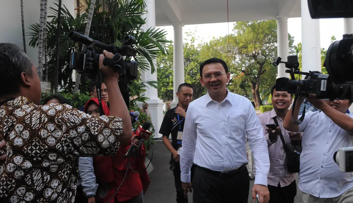 Plt Gubernur DKI Basuki Tjahaja Purnama (Ahok) mendatangi Istana Merdeka, Jakarta, Jumat (31/10/2014). (Liputan6.com/Herman Zakharia)  