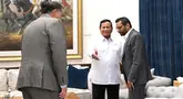 Presiden Indonesia Prabowo Subianto menyambut Direktur Biro Investigasi Federal AS (FBI) Kash Patel (kanan) selama pertemuan mereka di kediaman Prabowo di Kertanegara. Jakarta, Rabu malam (22/07/2026). (AFP/ Istana Kepresidenan RI)