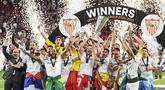 Selebrasi pemain Sevilla setelah berhasil mengalahkan AS Roma di final Liga Europa 2022/202 dan meraih trofi ketujuh Liga Europa dalam pertandingan yang berlangsung di Stadion Puskas Arena, Hungaria, Jumat (01/06/2023) dini hari WIB. (AFP/Attila Kisbenedek)