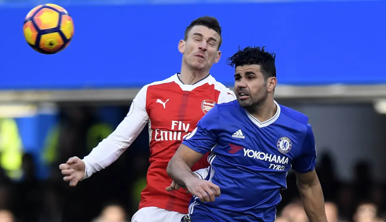 Striker Chelsea, Diego Costa, duel udara dengan bek Arsenal, Laurent Koscielny. Kemenangan ini membuat Chelsea kian kokoh di puncak klasemen dengan unggul sembilan poin dari peringkat kedua, Tottenham. (EPA/Will Oliver)
