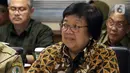 Menteri Lingkungan Hidup dan Kehutanan Siti Nurbaya saat rapat kerja dengan Komite II DPD di Kompleks Parlemen, Senayan, Jakarta, Senin (17/2/2020). Rapat tersebut membahas program kerja Kementerian Lingkungan Hidup dan Kehutanan Tahun 2020. (Liputan6.com/Johan Tallo)