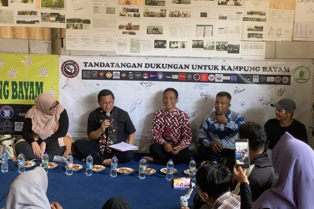 Calon Gubernur Jakarta nomor urut 3, Pramono Anung saat mendatangi Hunian Sementara (Huntara) warga Kampung Bayam di kawasan Jakarta Utara.
