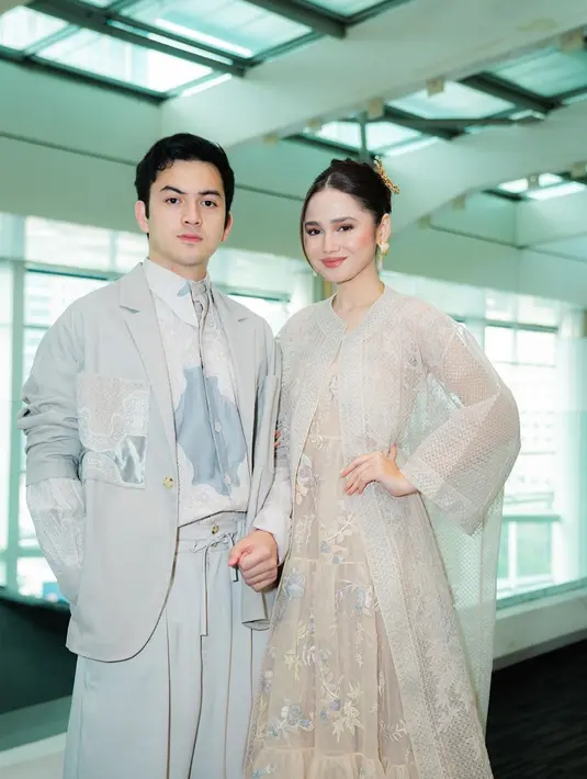 Syifa juga mengucapkan terima kasih untuk semua yang sudah hadir di Gala Premiere film Bismillah Kunikahi Suamimu. Ia sangat senang melihat respons semua orang yang telah menonton film tersebut. Warganet pun banyak yang mendoakan keduanya segera melaju ke pelaminan. (Liputan6.com/IG/@syifahadju)