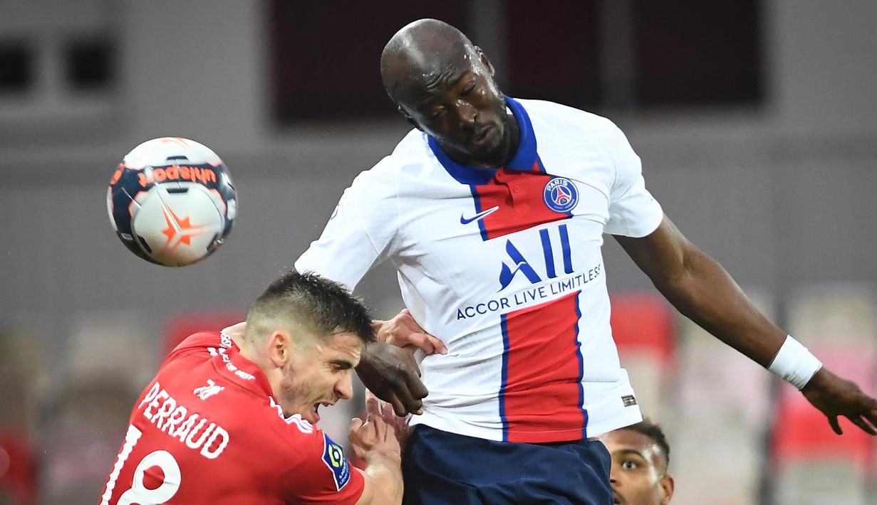 Danilo Pereira. Setelah semusim dipinjamkan Porto ke PSG, gelandang bertahan berusia 29 tahun ini dikontrak permanen mulai musim ini dengan biaya 16 juta euro. Musim lalu ia tampil dalam 42 laga dengan mencetak 2 gol dan musim ini akan bersaing dengan Goerginio Wijnaldum. (Foto: AFP/Fred Tanneau)