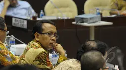 Mensesneg Pratikno (kedua kiri) saat mengikuti rapat dengar pendapat (RDP) bersama Komisi II DPR, di Gedung DPR, Senayan, Jakarta, Senin (2/2/2015). (Liputan6.com/Andrian M Tunay) 