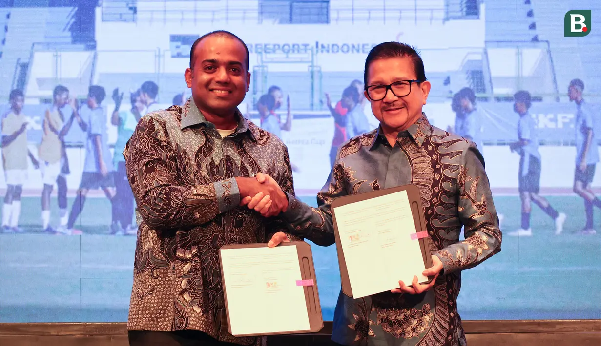 Presiden Direktur PT SKF Industrial Indonesia, Satheswaran Mayachandran (kiri) dan Presiden Direktur PT Freeport Indonesia, Tony Wenas secara simbolis melakukan pendatanganan MoU antara SKF dan PT Freeport Indonesia di Hotel LangHam, Jakarta pada Senin (26/5/2025).