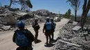 Pasukan penjaga perdamaian Perserikatan Bangsa Bangsa (PBB) asal Spanyol ditempatkan di jalan di desa Dibbine, Lebanon Tenggara, Jumat 5 Juni 2026, sehari setelah pasukan Israel mundur menyusul bentrokan sengit dengan Hizbullah. (AP Photo/Hussein Malla)