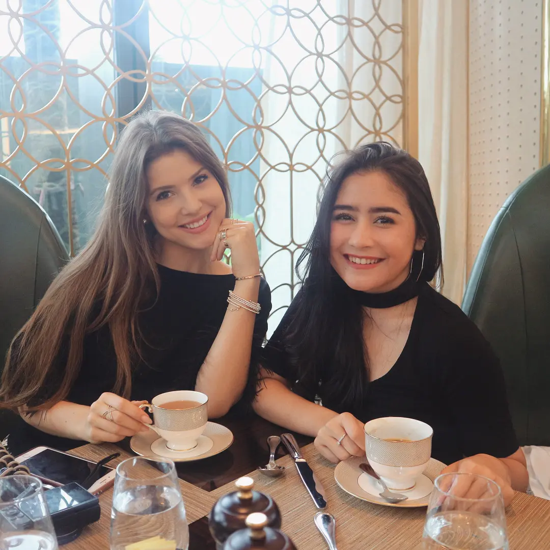 Prilly Latuconsina bersama Amanda Cerny. (Instagram - @prillylatuconsina96)