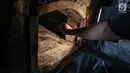 Karyawan mengukur suhu ke dalam tungku menggunakan tangan di Toko Roti GO, Purwokerto, Jawa Tengah, Senin (22/4). Memasuki usia ke 121 tahun, toko roti yang berdiri sejak tahun 1898 ini dibuat mengunakan peralatan tradisional dan tanpa bahan pengawet. (Liputan6.com/Fery Pradolo)