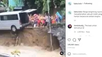 Mobil hampir terperosok longsor (Instagram @fakta.indo)