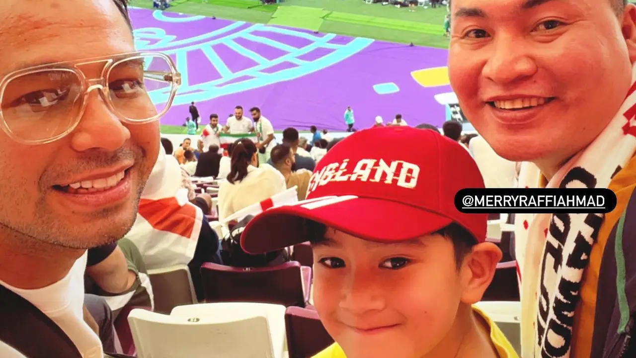 Dukung Inggris di Piala Dunia 2022, Ekspresi Rafathar Happy to The Max Saat Tim Jagoannya Cetak Gol Lawan Iran