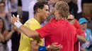 Petenis Spanyol, Rafael Nadal mengucapkan selamat kepada petenis Kanada, Denis Shapovalov seusai turnamen Piala Rogers di Montreal, Kamis (10/8). Nadal disingkirkan petenis 18 tahun itu dengan skor 6-3, 4-6, 6-7. (Paul Chiasson/The Canadian Press via AP)