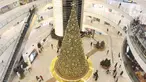 Pengunjung melintas di dekat pohon Natal di Senayan City, Jakarta, Selasa (14/12/2021). Senayan City mempersembahkan FESTIVE LUMINOUS dalam rangkaian momen perayaan Natal dan Tahun Baru 2022. (Liputan6.com/Faizal Fanani)
