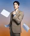 Lee Dong Wook tampil memukau mengenakan jam tangan mewah Tissot PRX Extension dengan konsep foto office look. Misalnya saja ia mengenakan jam Tissot strap stainless dengan dial warna baby blue dipadukan jas coklat senada dengan celana dan dasinya. [dok. Tissot]