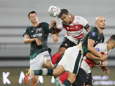 Persikabo 1973 langsung meningkatkan intensitas serangan usai gol kilat tersebut. Namun, kokohnya pertahanan yang dipimpin oleh Fachruddin Aryanto (tengah) berhasil meredam beberapa serangan yang dilancarkan oleh Laskar Padjajaran. (Bola.com/M Iqbal Ichsan)