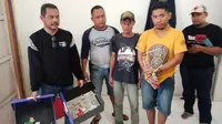 HER (36), mantan anggota DPRD Rembang yang juga warga desa Tawangsari, Kelurahan Leteh, Kecamatan Rembang Kota kedapatan menggunakan sabu-sabu di WC umum di alun-alun kota. (Liputan6.com/ Ahmad Adirin)