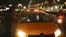 Polisi memeriksa penumpang kendaraan dan izin mereka di Jembatan Galata di atas Tanduk Emas, Istanbul, Turki, Kamis (29/4/2021). Presiden Turki Recep Tayyip Erdogan memberlakukan "penguncian penuh" hingga 17 Mei di tengah melonjaknya infeksi dan kematian akibat COVID-19. (AP Photo/Emrah Gurel)