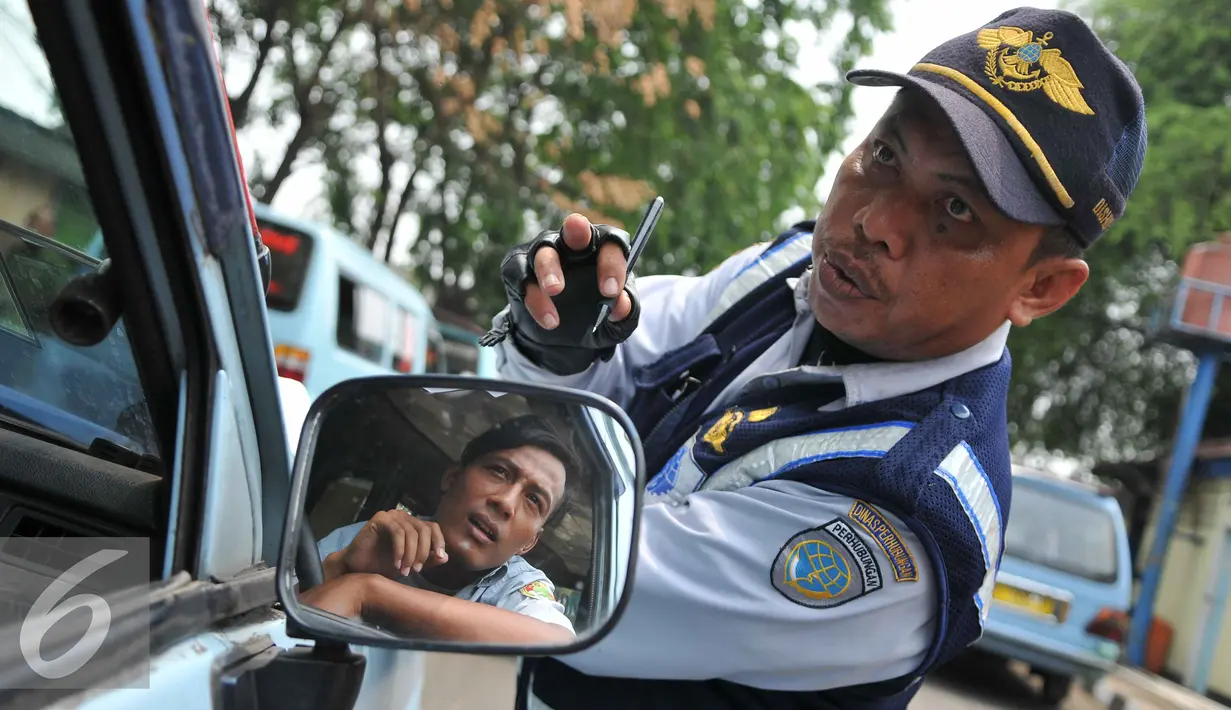 Petugas Dishub memeriksa kelengkapan surat kendaraan angkutan umum di Terminal Pasar Minggu, Senin (26/10/2015). Kegiatan ini untuk meningkatkan kapasitas pelayanan terhadap angkutan umum. (Liputan6.com/Gempur M Surya)