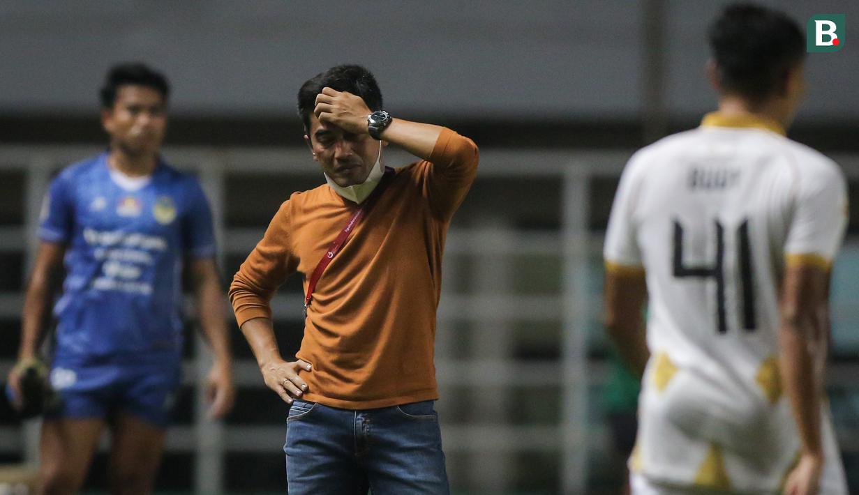 Ekspresi kecewa pelatih PSIM Yogyakarta, Seto Nurdiyantoro saat menghadapi Martapura Dewa United dalam laga perebutan tempat ketiga Liga 2 2021 di Stadion Pakansari, Bogor, Kamis (30/12/2021). (Bola.com/Bagaskara Lazuardi)