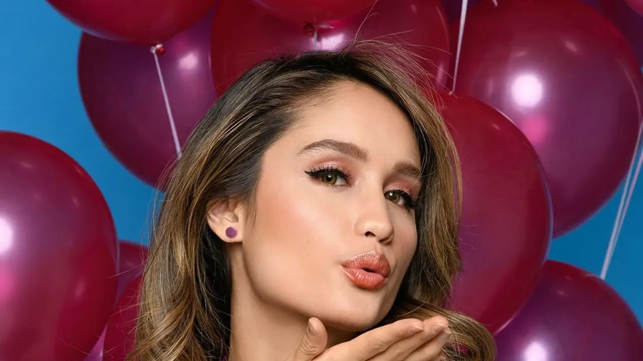 Cinta Laura mengenakan gelang Pink Love hasil produksinya. (dok. Instagram @claurakiehl/https://www.instagram.com/p/B6EyJu1FB4A//Adhita Diansyavira)