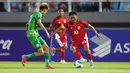 <p>Pemain Timnas Indonesia U-23, Arkhan Fikri menggiring bola dibayangi pemain Makau dalam laga Kualifikasi Piala Asia U-23 2026 di Stadion Gelora Delta Sidoarjo, Jawa Timur, Sabtu (06/09/2025). (Bola.com/Abdul Aziz)</p>