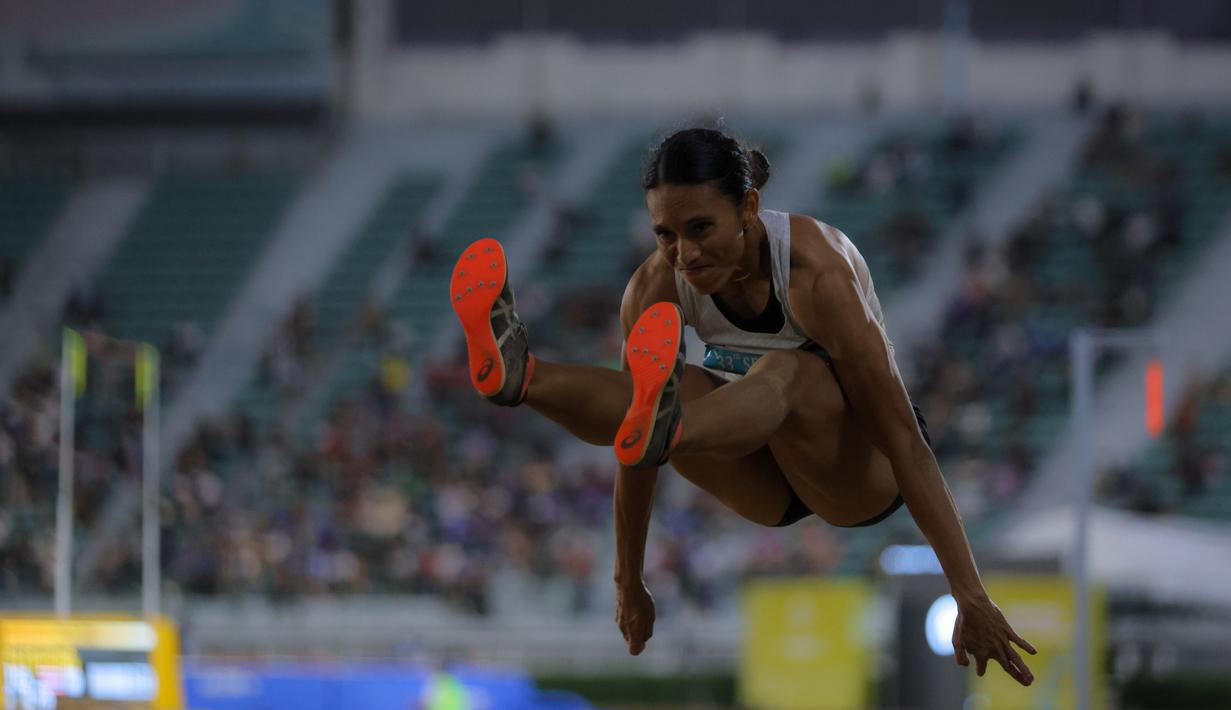 Meski harus puas di posisi ketiga pada nomor lompat jauh, Maria Natalia Londa sebelumnya telah mencatatkan prestasi gemilang. Tampak dalam foto, atlet Indonesia, Maria Natalia Londa, saat melakukan lompatan di final lompat jauh putri SEA Games 2025 di Suphachalasai National Stadium, Pathum Wan, Bangkok, Thailand, Selasa (16/12/2025). (Bola.com/Bagaskara Lazuardi)