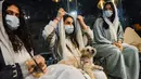 Seorang perempuan duduk dengan anjingnya di kafe "Barking Lot" di kota pesisir Khobar, Arab Saudi pada 25 September 2020. Pemilik anjing di Arab Saudi kini dapat menikmati secangkir kopi bersama hewan kesayangan di kafe baru, sekaligus yang pertama di negara konservatif itu (FAYEZ NURELDINE/AFP)