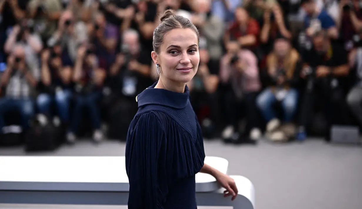 Aktris Alicia Vikander berpose dalam sesi pemotretan di Festival Film Cannes ke-76 di Cannes, Perancis Selatan, 22 Mei 2023. (LOIC VENANCE/AFP)