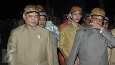 Rombongan keluarga Presiden menjalani prosesi Midodareni, Solo, Rabu (10/6/2015). Tampak Gibran bersama rombongan berjalan kaki menuju rumah Selvi Ananda yang berjarak sekitar 500 meter. (Liputan6.com/Herman Zakharia)