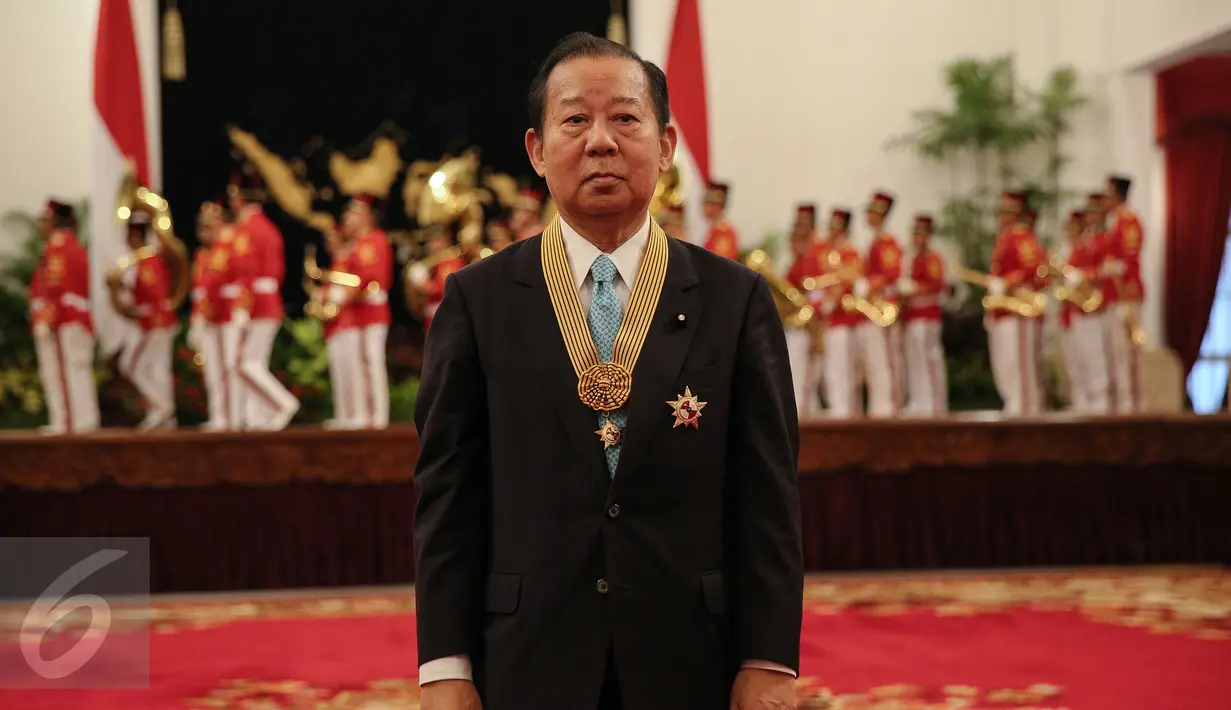 Ketua Liga Parlemen Jepang-Indonesia Mr. Toshihiro Nikai usai Upacara Penganugerahan Tanda Kehormatan RI ke Jepang di Istana Negara, Jakarta, Senin (23/11/2015). (Liputan6.com/Faizal Fanani)