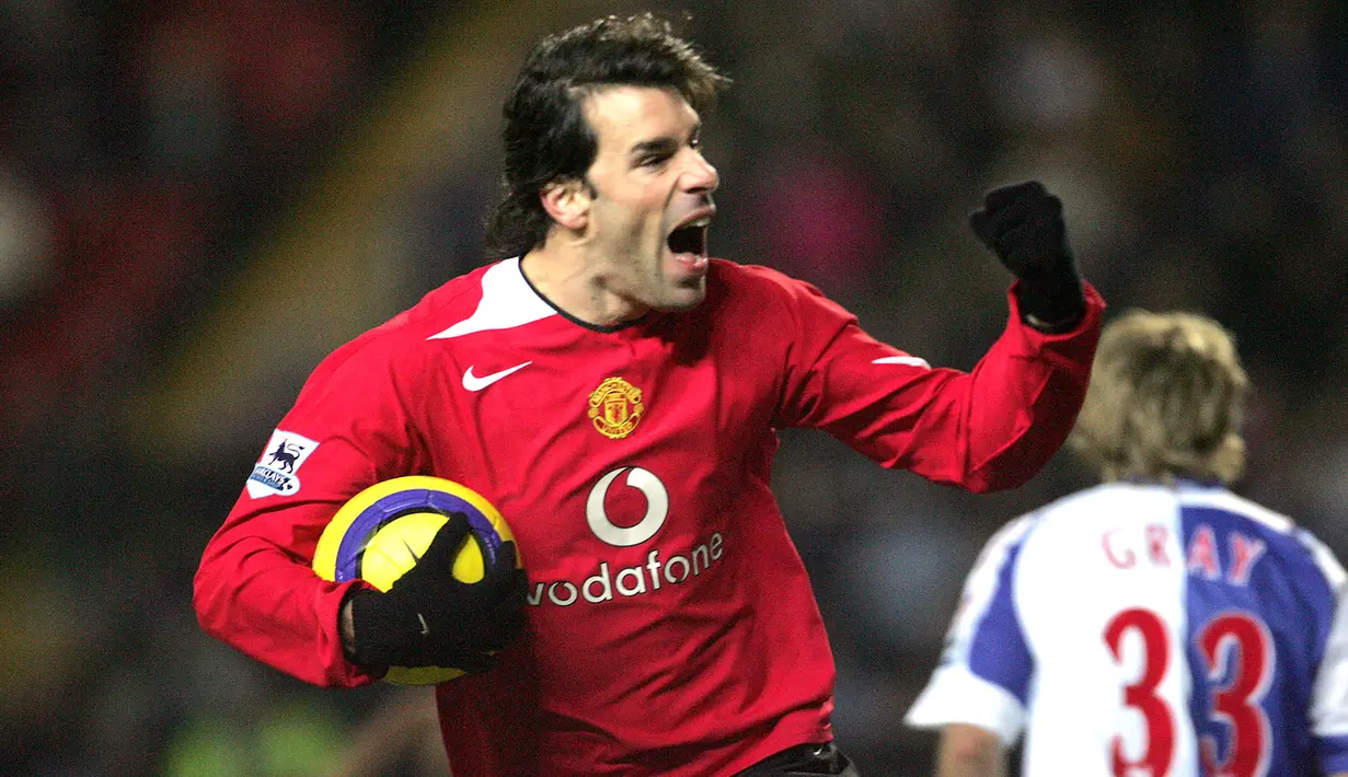 Ruud van Nistelrooy. Striker oportunis ini pensiun bersama klub terakhirnya Malaga pada musim 2011/2012. Total 19 tahun berkarier, ia tampil dalam 592 laga dengan mencetak 349 gol. Ia sempat mempersembahkan 4 trofi bersama Manchester United dan 3 trofi di Real Madrid. (Foto: AFP/Paul Ellis)