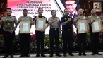 Kapolri Jenderal Tito Karnavian foto bersama penerima penghargaan pengungkapan 1,6 ton narkoba jenis sabu di Mabes Polri, Jakarta, Selasa (27/3). Para penerima penghargaan terdiri dari tim gabungan. (Liputan6.com/JohanTallo)