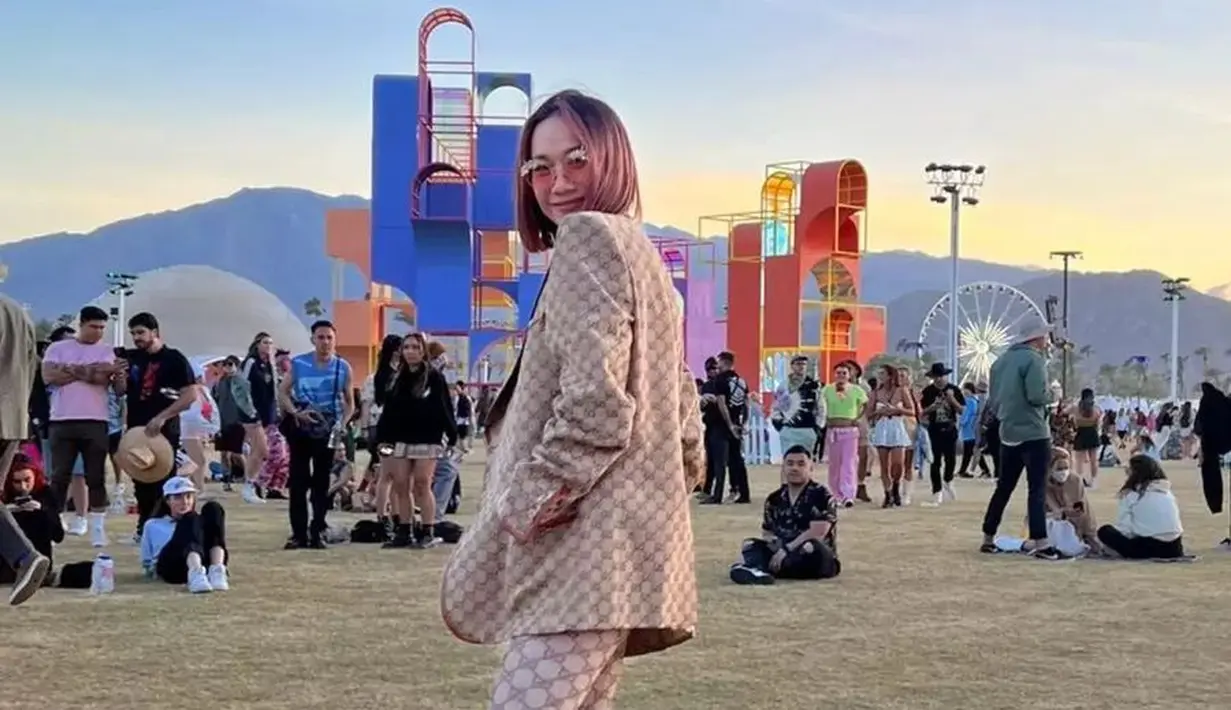 <p>BCL juga menjadi salah satu artis yang hadir di festival music ini. Di hari pertama, ibu satu anak ini tampak mengenakan blazer bergaya vintage dan celana skinny dari fashion house Gucci.  (Instagram/@bclsinclair).</p>