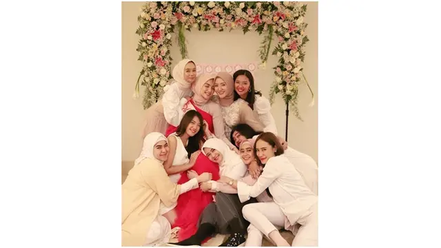 Momen kebersamaan Citra Kirana dan para sahabatnya saat bridal shower, kompak banget.