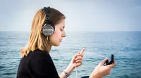 Dampak Mendengarkan Lagu Galau Saat Patah Hati, Membantu Bangkit atau Makin Sedih?