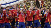 Selebrasi para pemain Timnas Spanyol, Alvaro Morata (tengah) dkk merayakan gelar juara Euro 2024 setelah mengalahkan Timnas Inggris 2-1 pada laga final di Olympiastadion, Berlin, Jerman, Minggu (14/7/2024). (AP Photo/Frank Augstein)