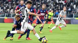 Pemain Juventus, Paulo Dybala melewati adangan pemain Crotone pada lanjutan Premier League di Allianz Stadium, Turin, Italy, (26/11/2017). Juventus menang 3-1. (Alessandro Di Marco/ANSA via AP)