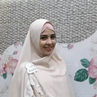 Keputusan berhijab sudah dilakukan Risty Tagor sejak lima tahun silam. Masih terus belajar menyempurnakan diri sesuai dengan ajaran agama Islam, Risty mengakui godaan kerap datang padanya. (Galih W. Satria/Bintang.com)